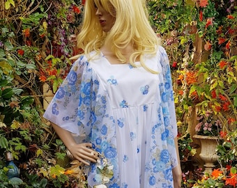 UK 8/10 (US 4/6) Vintage 1970s Blue and White Floral Floaty Nylon Muu Muu Kaftan Maxi Dress with Angel Sleeves Bridesmaid Dress