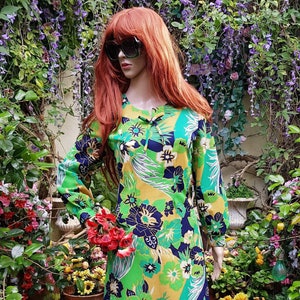 UK 12 (US 8) Gorgeous Vintage 1970’s Psychedelic Green and Mustard Yellow Flower Power Floral Patterned Maxi Dress