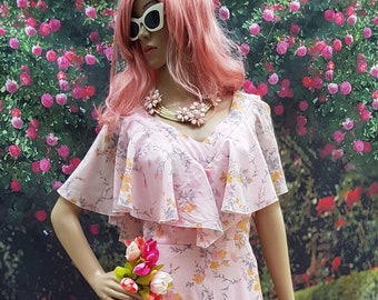 Schönes Vintage 1970er Jahre Maxi Kleid mit leichtem Blumenmuster und Cape-Ärmeln