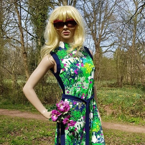 UK 8/10 (US 4/6) Stunning Vintage 1970s Psychedelic Green Pink Navy Blue and White Geometric Pattern Belted Maxi Dress with Side Splits