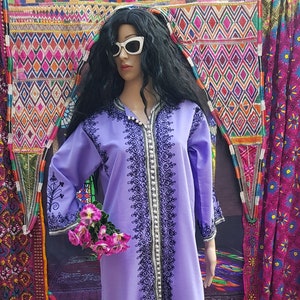 Vintage Kaftan: Gorgeous Vintage 1970s Lilac Purple and Black Embroidered Button Front Kaftan
