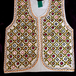 Vintage Waistcoat: Fab Vintage 1980s Cream and Multicoloured Indian Embroidered Mirror Unisex Waistcoat afbeelding 2