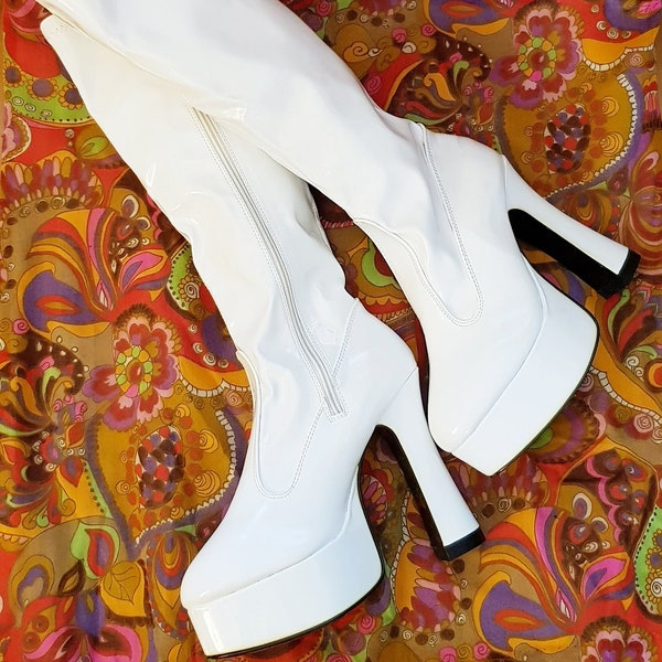 Bottes vintage : groovy vintage des années 1970 style similicuir verni blanc longues plates-formes / bottes Go Go