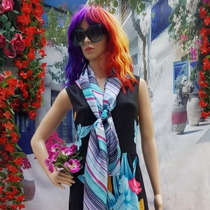 Ladies Scarf: Hermoso chal de bufanda de seda a rayas de seda de 1990 aqua azul blanco y rojo