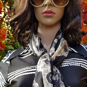Damenschal: Reizender Vintage Schwarz-Weiß-Blumenmuster Reiner Seidenschal