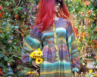 UK 10/12 (US 6/8) Okropnie funky vintage 1970s wielokolorowa psychodeliczna malarska sukienka maxi w paski z dużymi bufiastymi rękawami