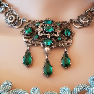 Vintage Necklace: Gorgeous Vintage 1950s Antique Silver Tone Necklace Emerald Green Faux Gems by JewelCraft (CORO / Corocraft)