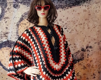 Poncho vintage: favoloso poncho/mantello grande in lana all'uncinetto vintage nero rosso e crema degli anni '70