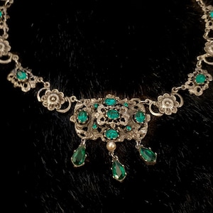 Vintage Necklace: Gorgeous Vintage 1950s Antique Silver Tone Necklace Emerald Green Faux Gems by JewelCraft (CORO / Corocraft)