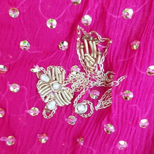 Scialle vintage: splendido scialle vintage in chiffon di seta rosa brillante e oro ricamato e con perline