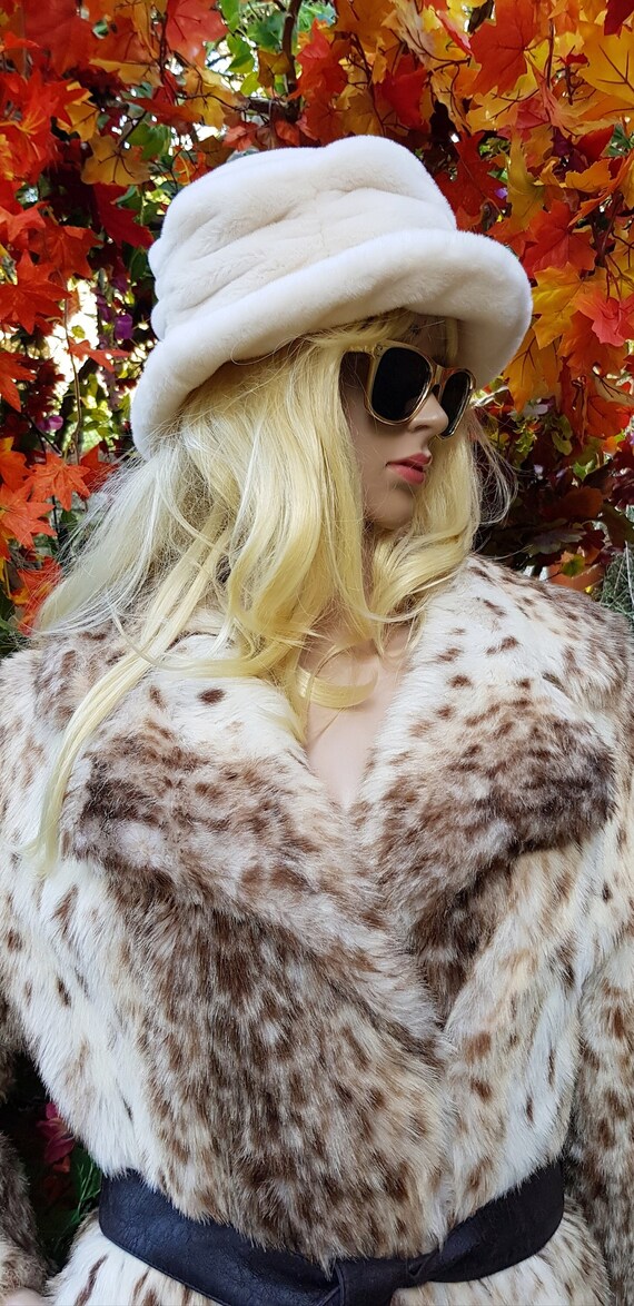 Vintage Hat: Lovely Vintage White Faux Fur Bucket Hat With  display picture 1