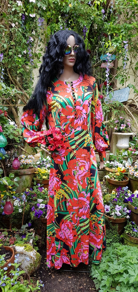 Gorgeous Vintage 1970s Psychedelic Red, Pink and G