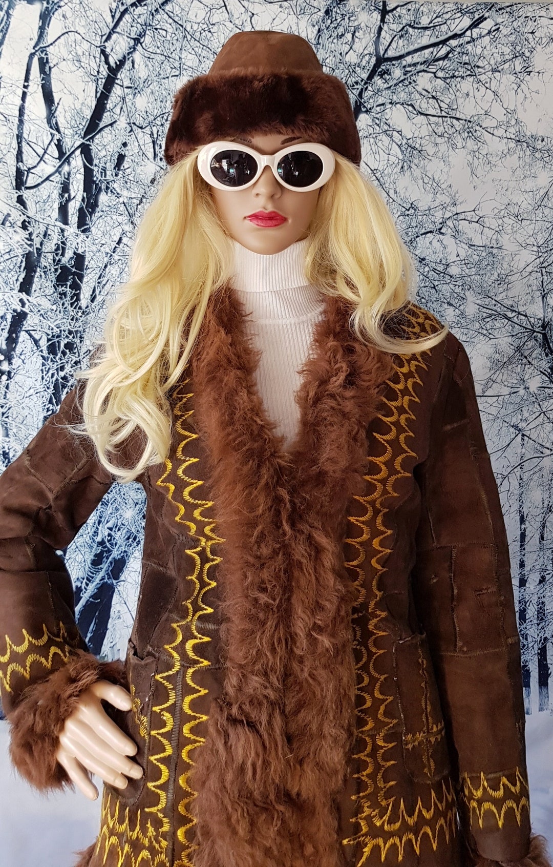 Vintage Hat: Beautiful Vintage 1960s / 1970s Brown Suede and  display picture 2