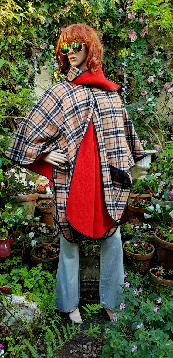 Vintage Cape: Gorgeous Vintage 1970s Brown Check Tartan Red Lined