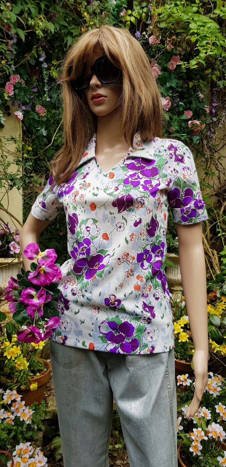 Funky Cute Vintage 1970s Purple and White Retro Foral Shirt