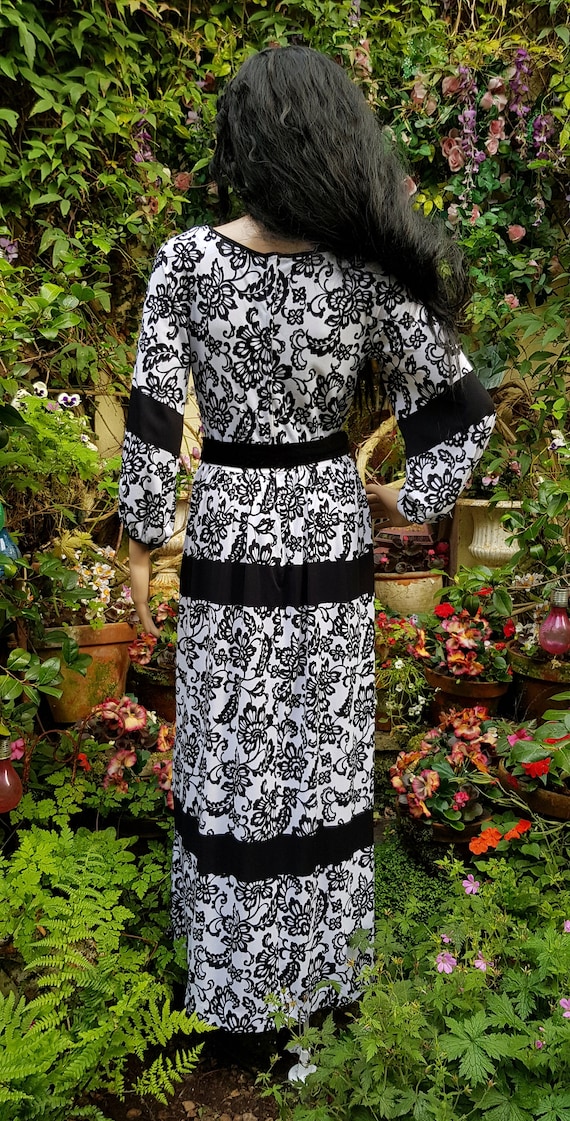 UK 10 (US 6) Stunning Vintage 1970s Monochrome Black and UK 10 (US 6) Stunning Vintage 1970s Monochrome Black and
