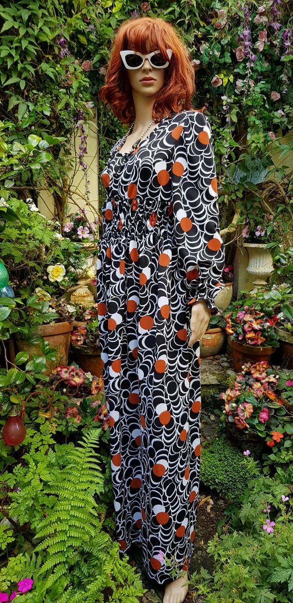 Stunning Vintage 1970s Black White and Russett Red