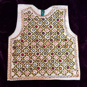 Vintage Waistcoat: Fab Vintage 1980s Cream and Multicoloured Indian Embroidered Mirror Unisex Waistcoat afbeelding 9