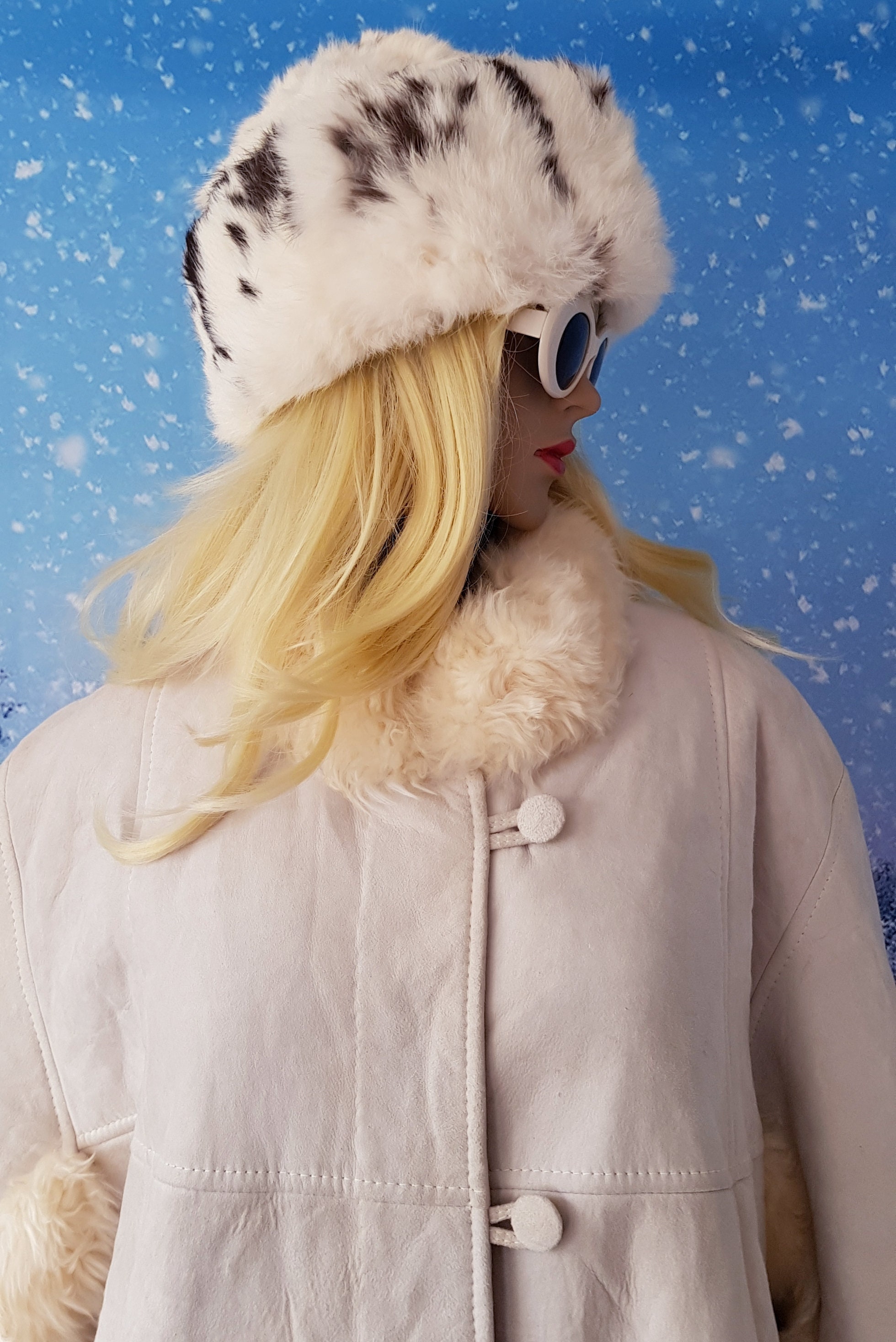 Vintage Hat: Beautiful Vintage 1960s / 1970s White Cream and 