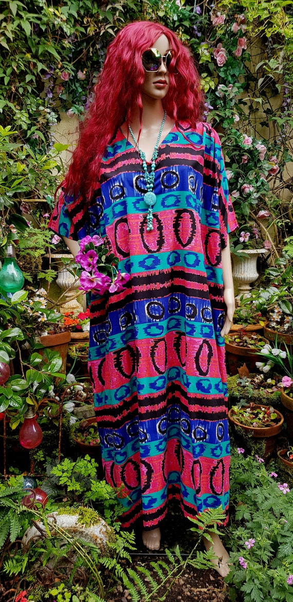 Stunning Plus Size Vintage 1970s Psychedelic Blue,