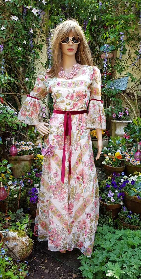Gorgeous Vintage 1970s Pink, Green, Red & White Fl