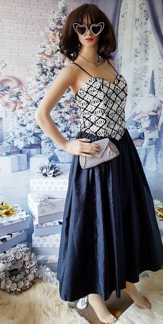 UK 12 (US 8) Gorgeous Vintage 1980s Black and White Sequin Evening