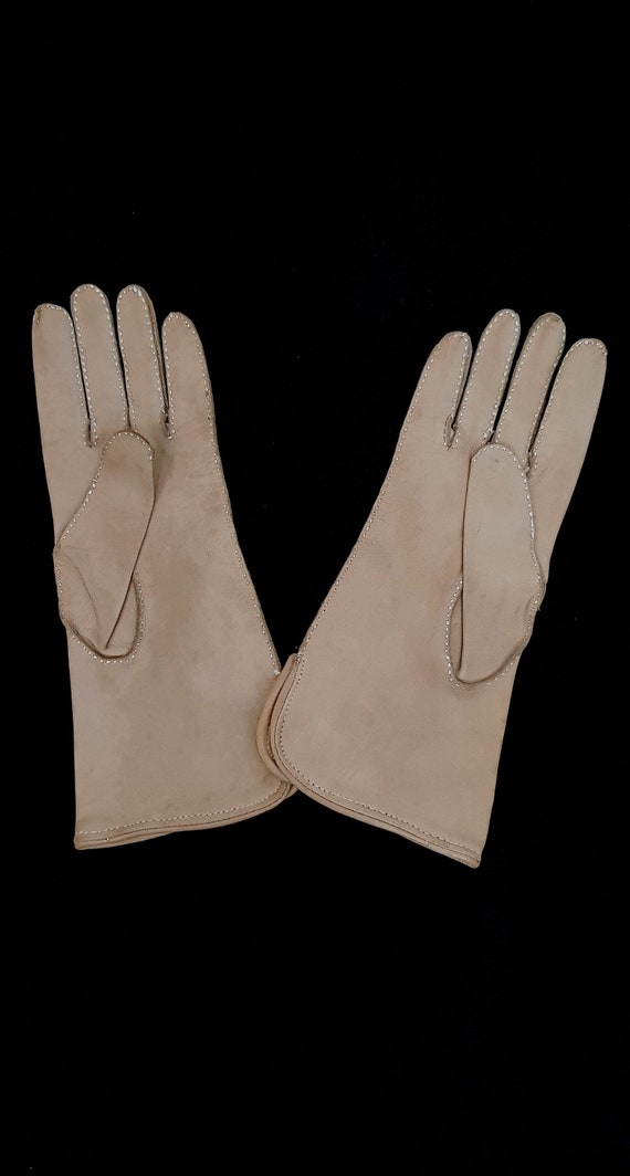 Vintage Gloves: Lovely Vintage 1960s / 1970s Ligh… - image 3
