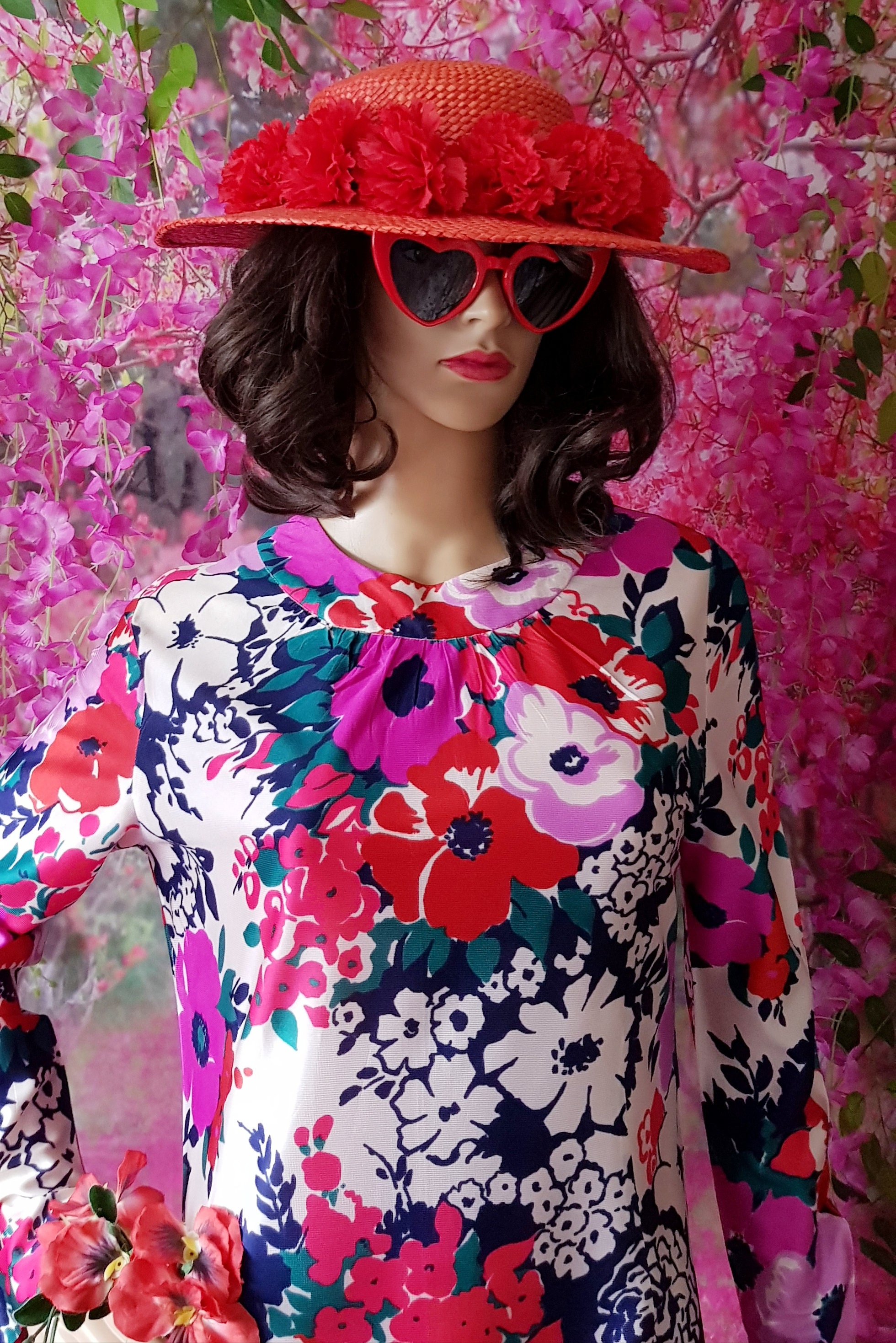 JOYFUL ITALIAN 1970s\' RED STRAW HAT WITH BEAUTIFUL FABRIC FLOWERS Vintage Hat: Fun Vintage 1970s / 1980s Red Straw Hat With  main image 2