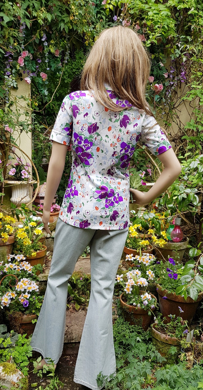 Funky Cute Vintage 1970s Purple and White Retro Foral Shirt