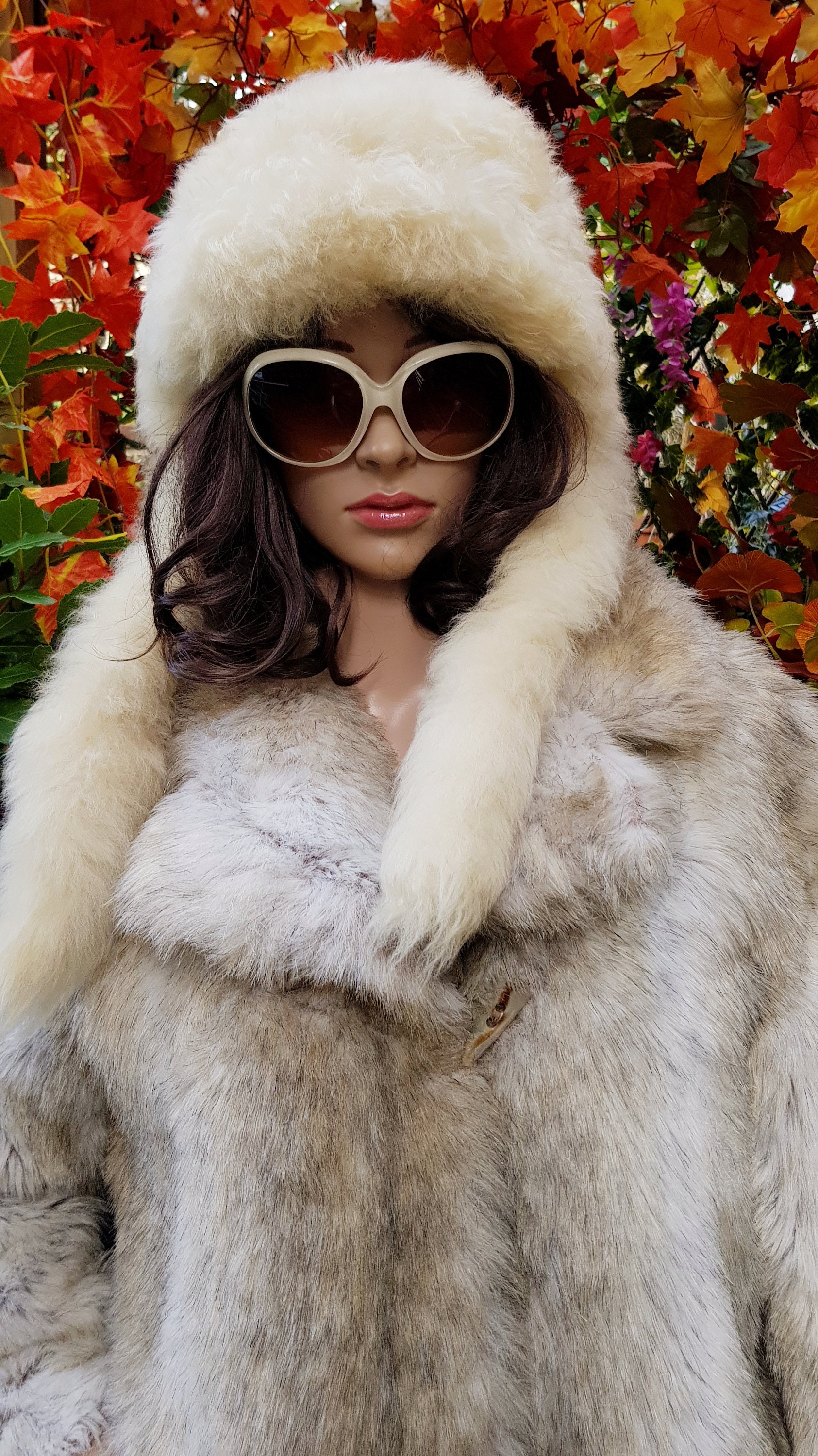 Vintage Hat: Gorgeous Vintage 1960s / 1970s Cream Mongolian  display picture 1