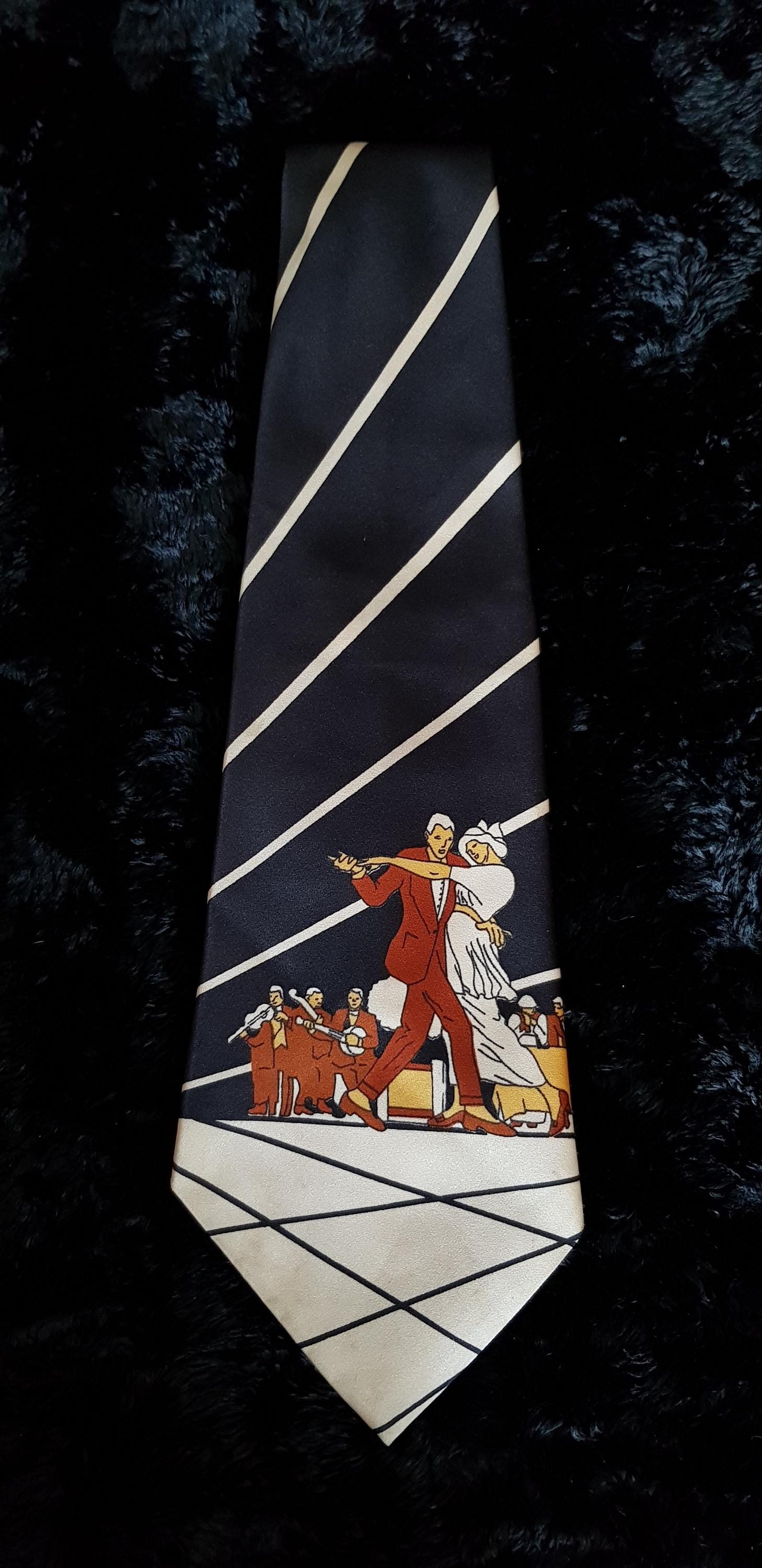 Cravate En Soie Comtesse Mara Bordeaux Avec Motif Géométrique Bleu - Occasion