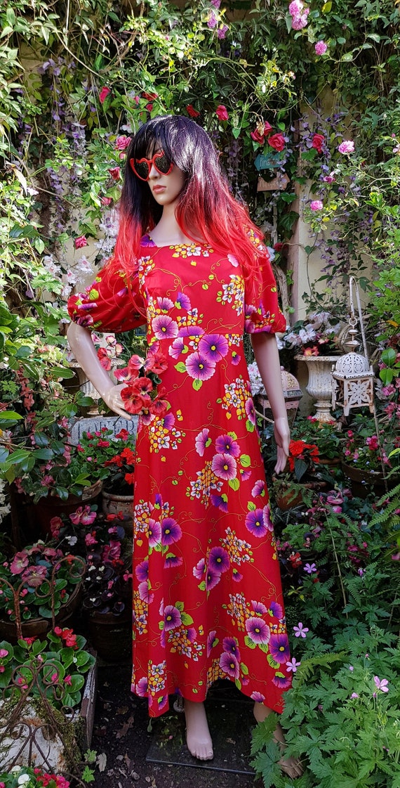 UK 12 US 8 Gorgeous Vintage 1970s Bright Red and Multicolour 