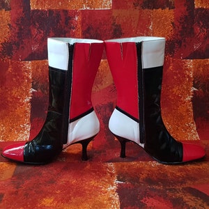 Vintage laarzen: Fab Vintage jaren 1980 zwart rood en wit faux lakleer geometrisch patroon enkellaarzen afbeelding 8