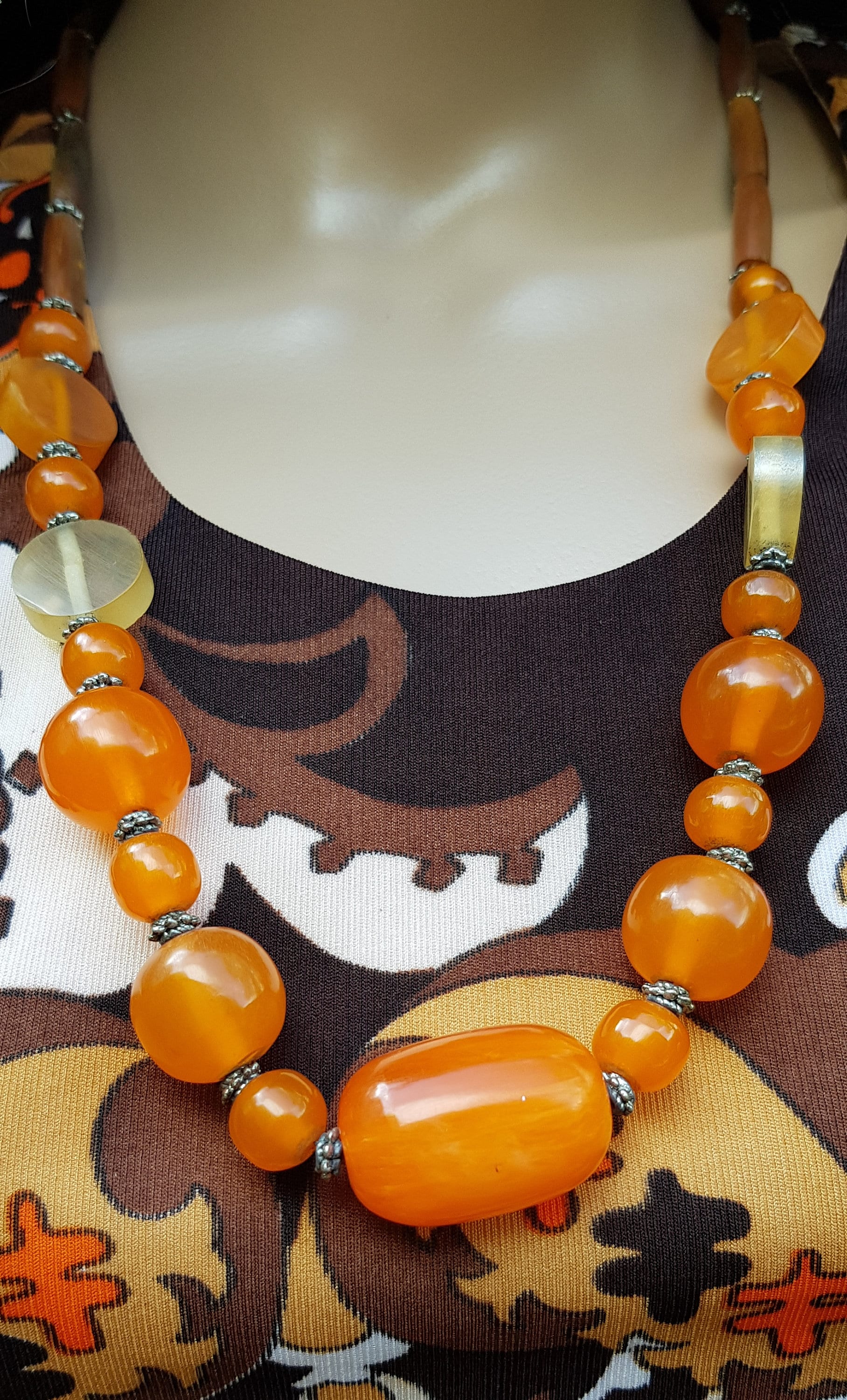 Vintage Necklace: Lovely Vintage Orange / Butterscotch