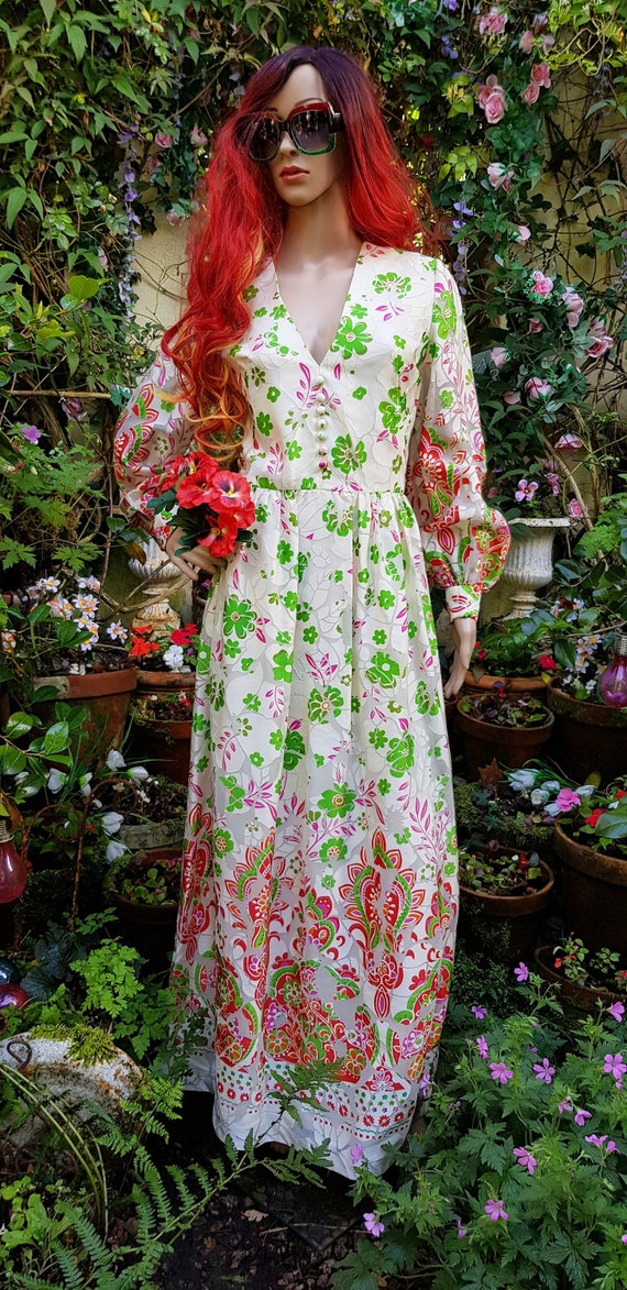 Stunning Vintage Saks Fith Avenue Cream, Red, Pink