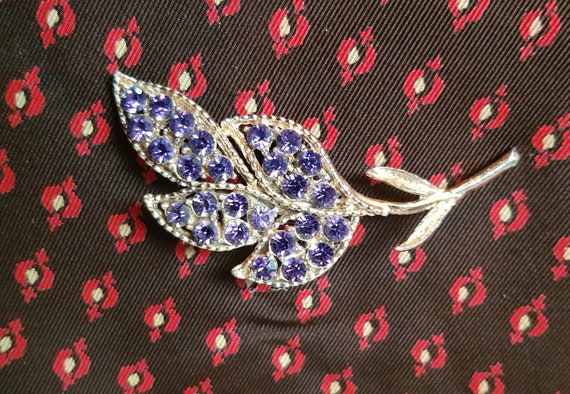Jolie Broche Vintage En Métal Avec Incrustations De Pierres - Bijou D'occasion Unique