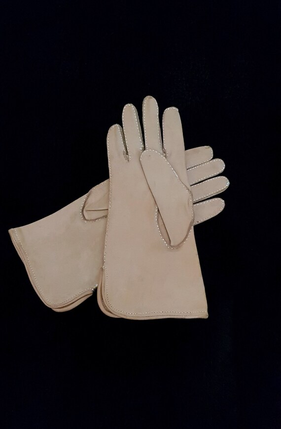 Vintage Gloves: Lovely Vintage 1960s / 1970s Ligh… - image 2