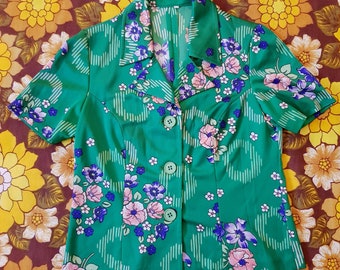 UK 10/12 (US 6/8) Groovy Vintage 1970’s Green Pink and Purple Floral Flower Power Blouse