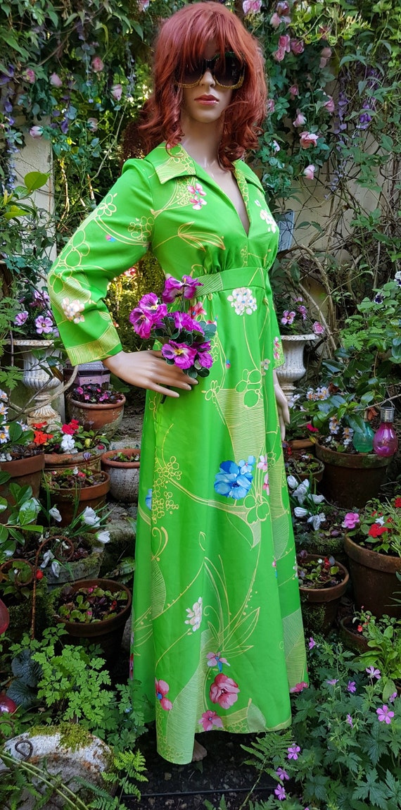Stunning Vintage 1970s Bright Green and Floral Col
