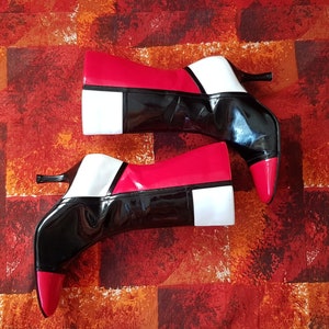 Vintage laarzen: Fab Vintage jaren 1980 zwart rood en wit faux lakleer geometrisch patroon enkellaarzen afbeelding 7