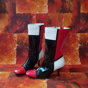 Vintage laarzen: Fab Vintage jaren 1980 zwart rood en wit faux lakleer geometrisch patroon enkellaarzen afbeelding 4