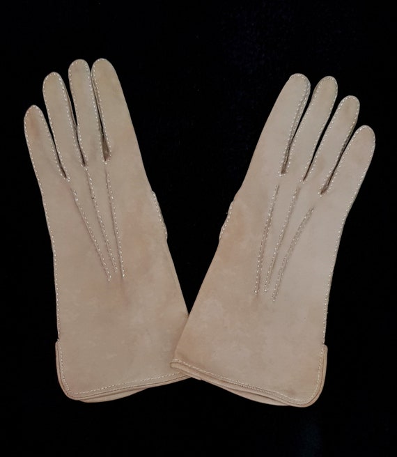 Vintage Gloves: Lovely Vintage 1960s / 1970s Ligh… - image 4