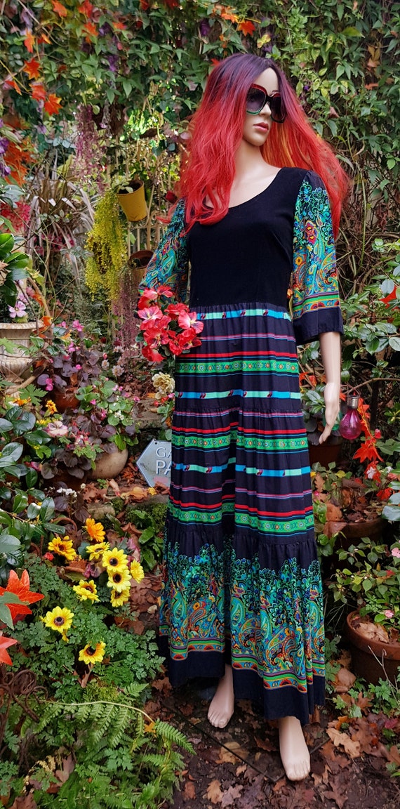 Beautiful Vintage 1970s Black, Green & Red Paisley