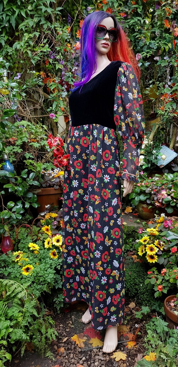 Gorgeous Vintage 1970s Black Velvet Bodice and Flo
