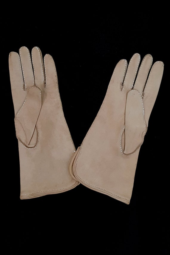 Vintage Gloves: Lovely Vintage 1960s / 1970s Ligh… - image 5
