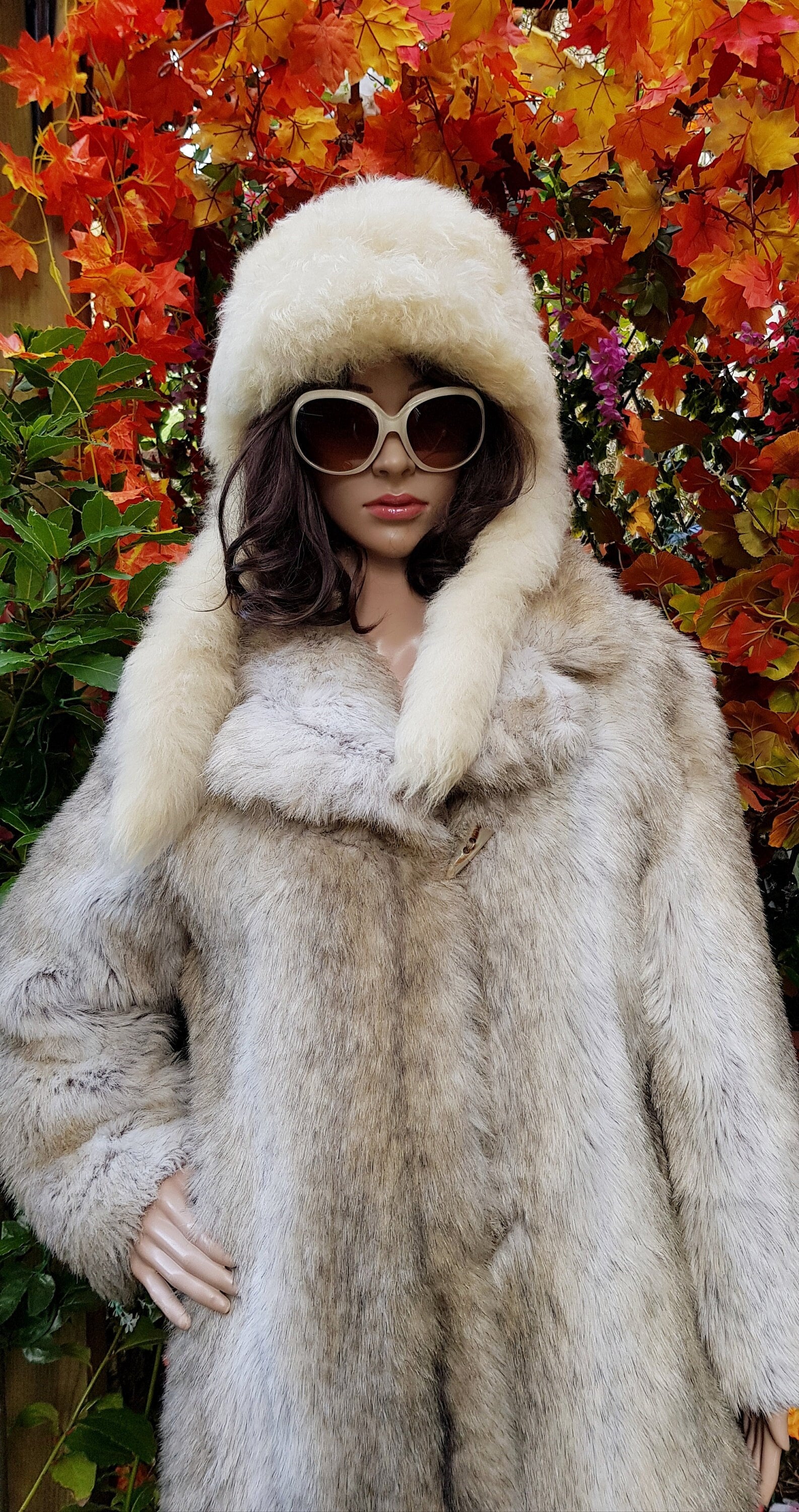 Vintage Hat: Gorgeous Vintage 1960s / 1970s Cream Mongolian 