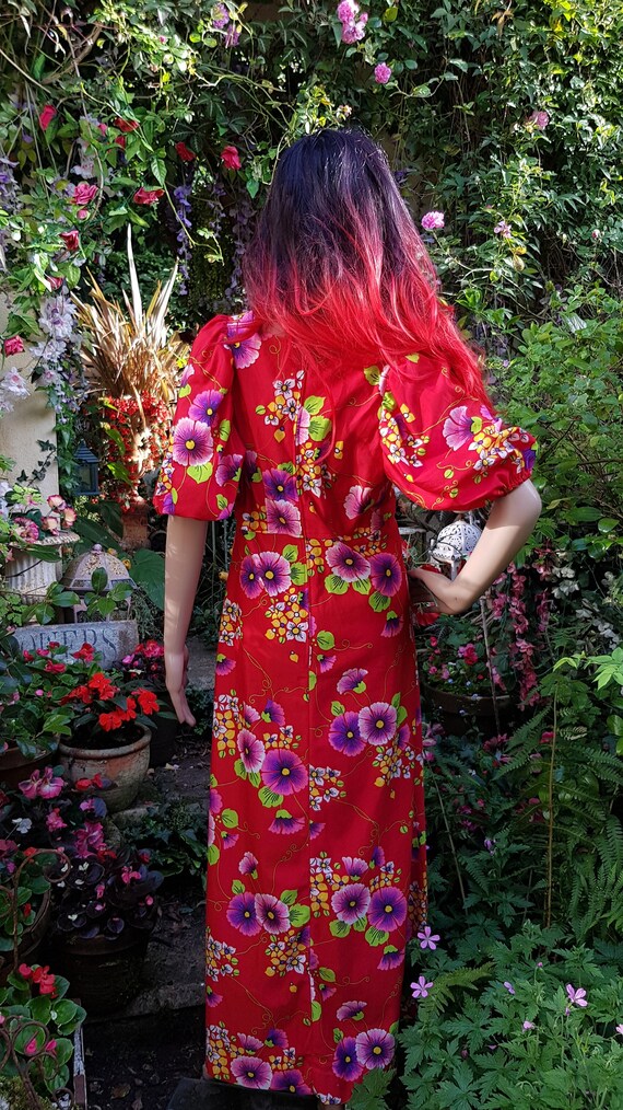 UK 12 US 8 Gorgeous Vintage 1970s Bright Red and Multicolour 