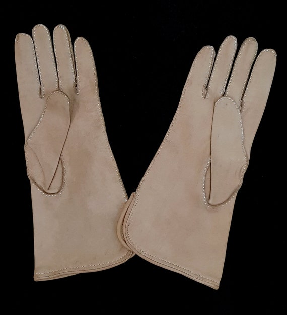 Vintage Gloves: Lovely Vintage 1960s / 1970s Ligh… - image 6