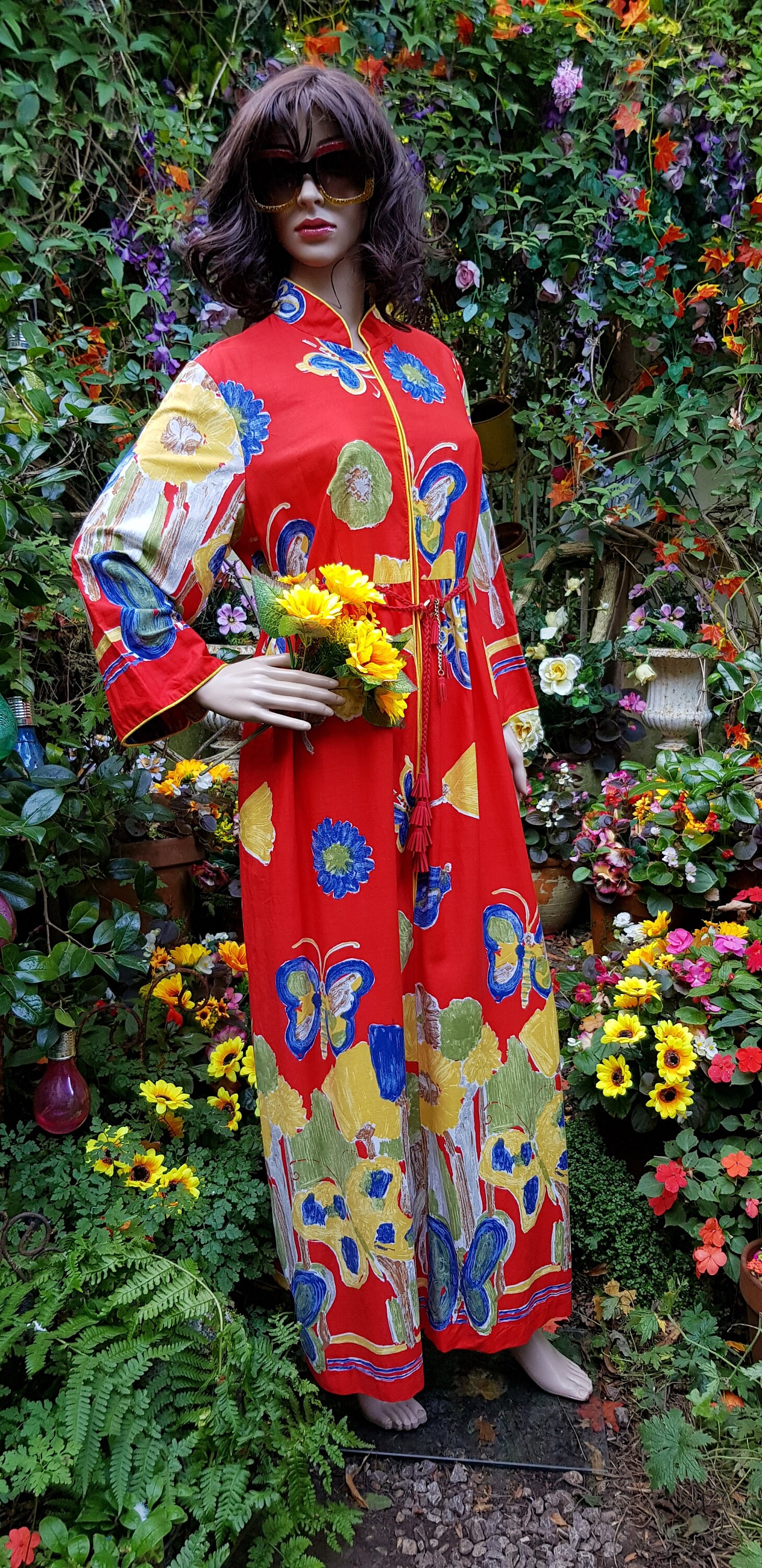 Vintage Kaftan: Striking Vintage 1970s Style (80s) Bright