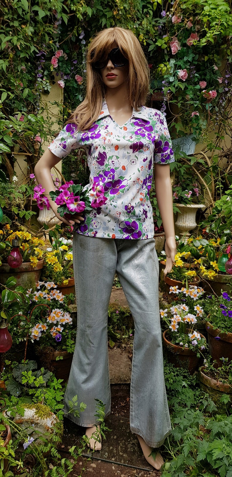 Funky Cute Vintage 1970s Purple and White Retro Foral Shirt